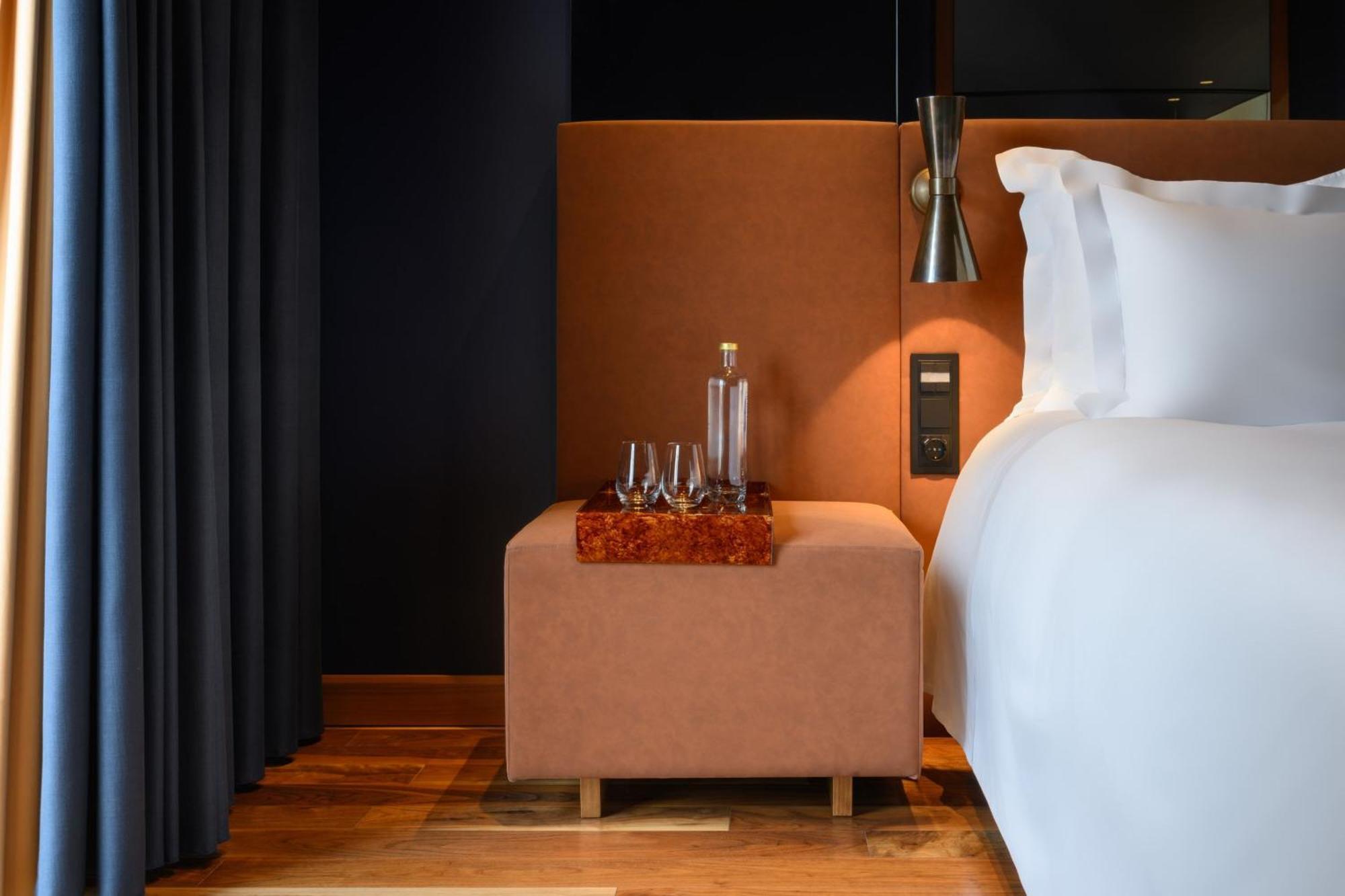 Forte De Gaia, Autograph Collection Vila Nova de Gaia Luaran gambar A bedside table