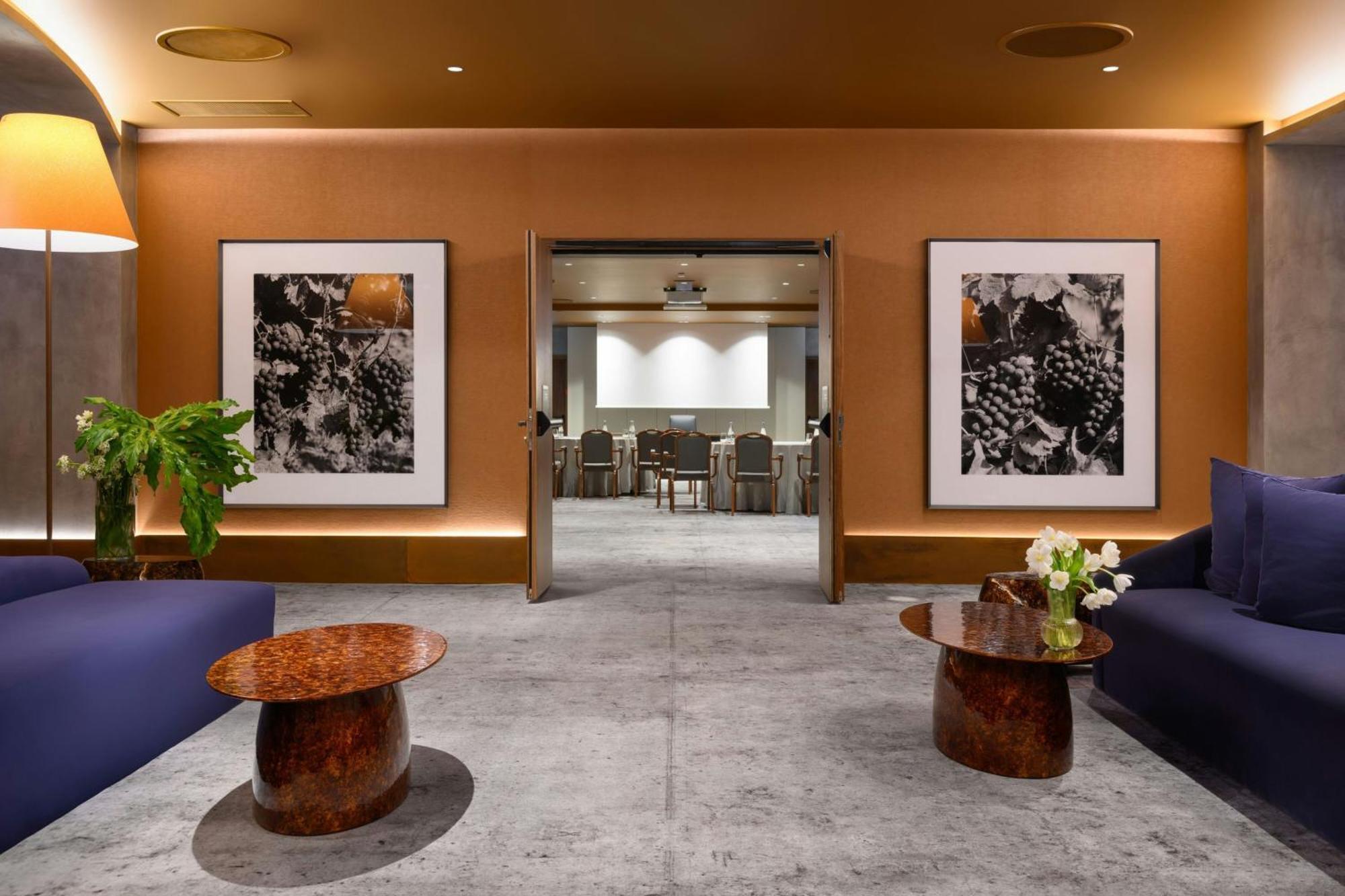 Forte De Gaia, Autograph Collection Vila Nova de Gaia Luaran gambar The Club lounge at Hong Kong International Airport