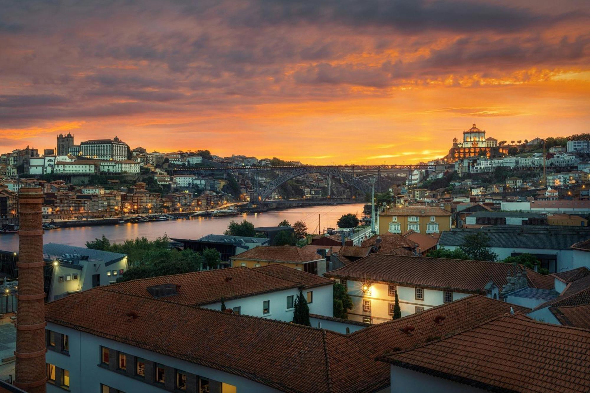 Forte De Gaia, Autograph Collection Vila Nova de Gaia Luaran gambar Sunset over the Tejo River